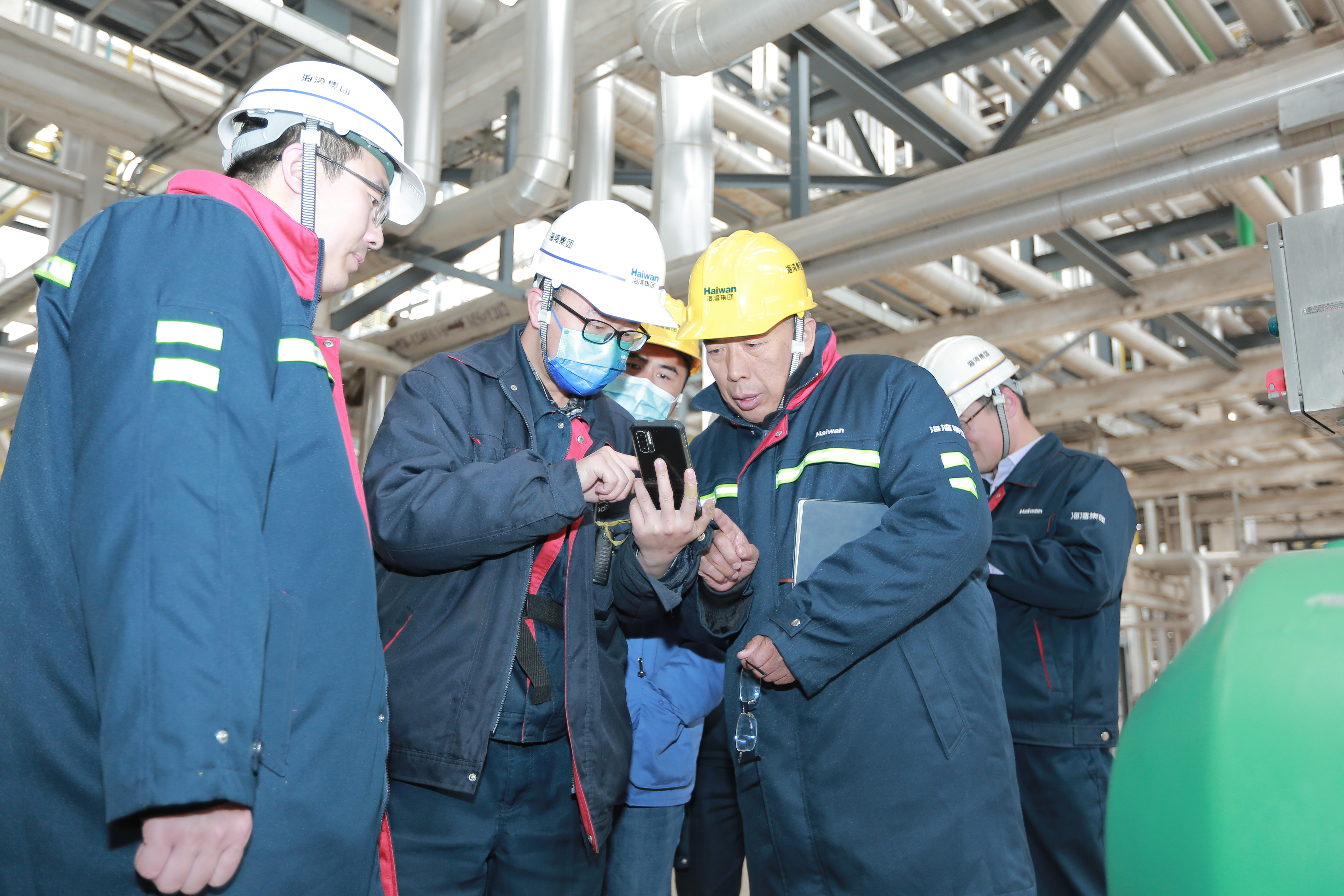 省應急廳到海(hǎi)灣化學督導安全(quan)工作